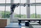 Robot trình diễn kỹ năng chạy parkour khiến nhiều người kinh ngạc - 1