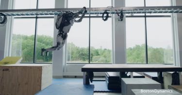 Robot trình diễn kỹ năng chạy parkour khiến nhiều người kinh ngạc - 1