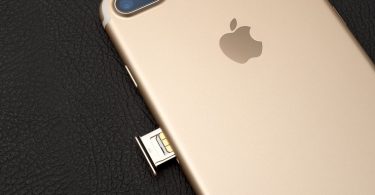 iPhone 15 Pro sẽ không có khe SIM? - 1