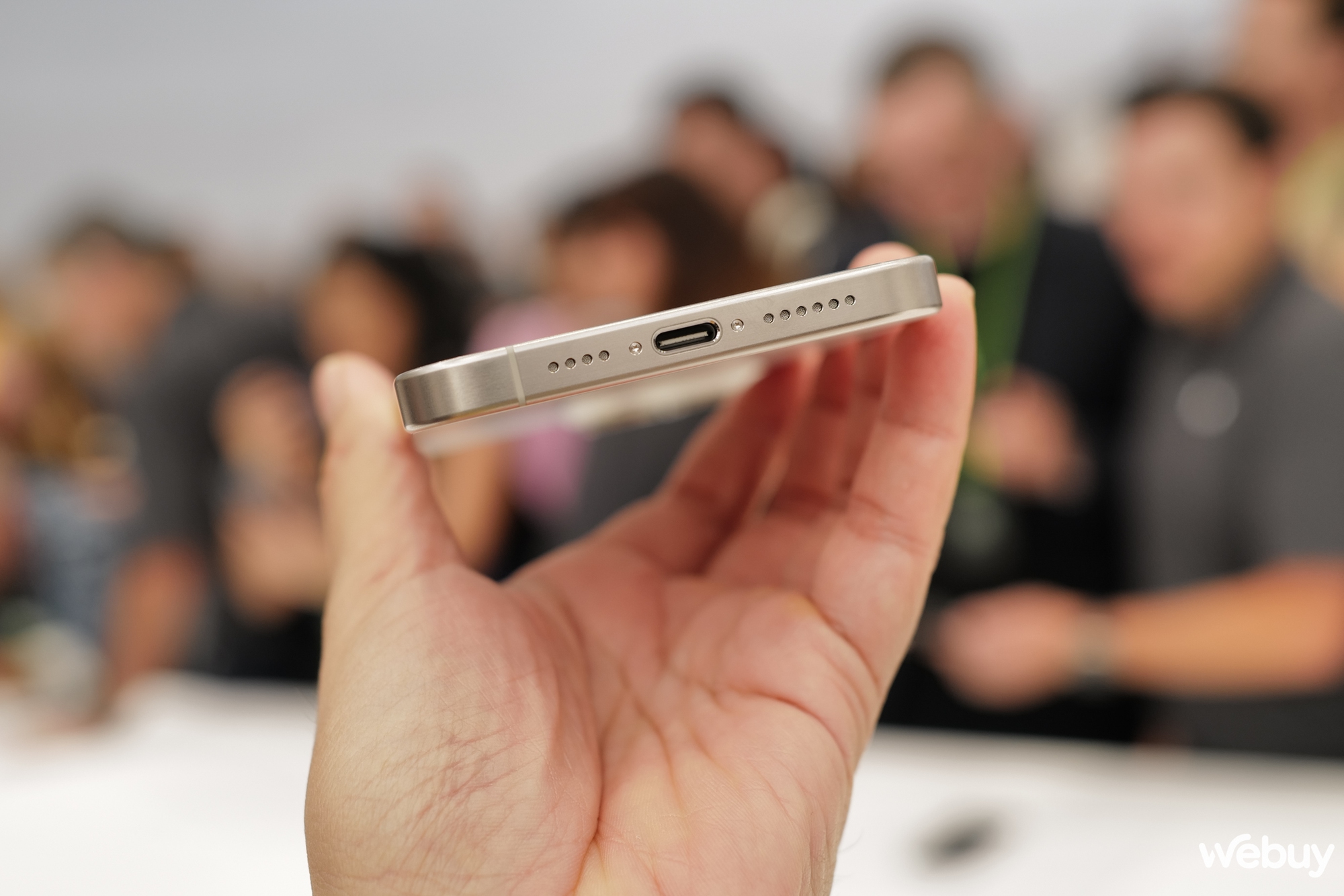Trên tay iPhone 15 Pro và iPhone 15 Pro Max: Nhẹ hơn rõ rệt, viền mỏng hơn đáng kể, màu Titan mới lạ - Ảnh 10.