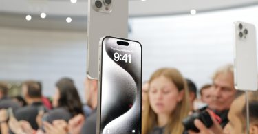 Trên tay iPhone 15 Pro và iPhone 15 Pro Max: Nhẹ hơn rõ rệt, viền mỏng hơn đáng kể, màu Titan mới lạ - Ảnh 1.
